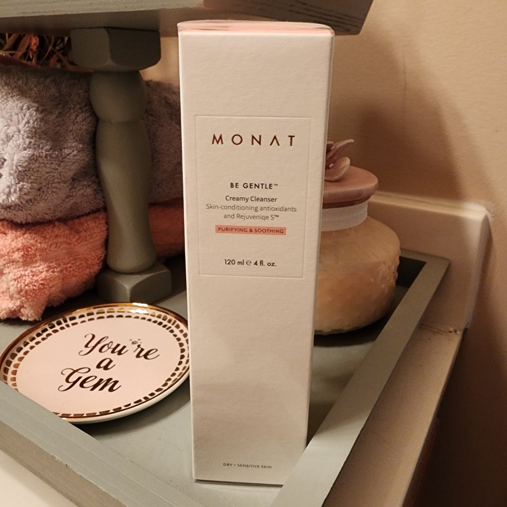 Monat Be Gentle Creamy Cleanser - White